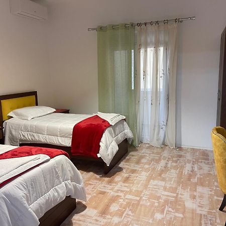 בראט Hotel Vila C Plus Plus מראה חיצוני תמונה