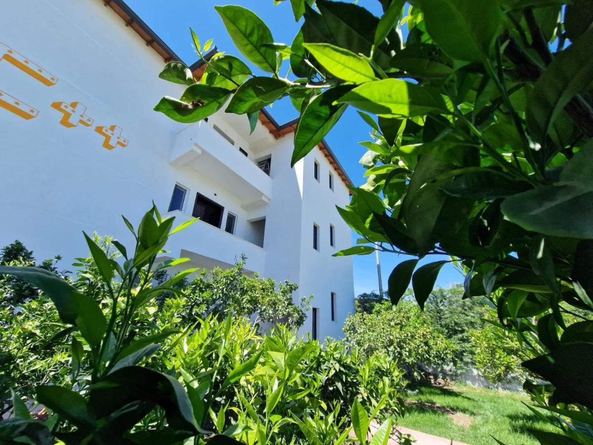 בראט Hotel Vila C Plus Plus מראה חיצוני תמונה