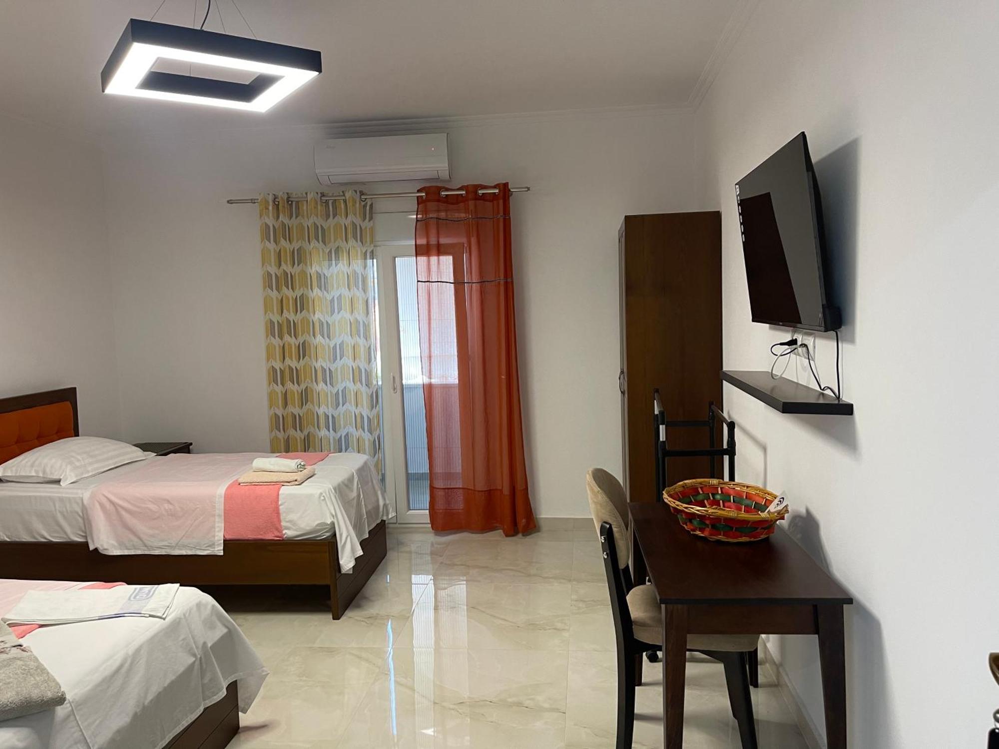 בראט Hotel Vila C Plus Plus מראה חיצוני תמונה