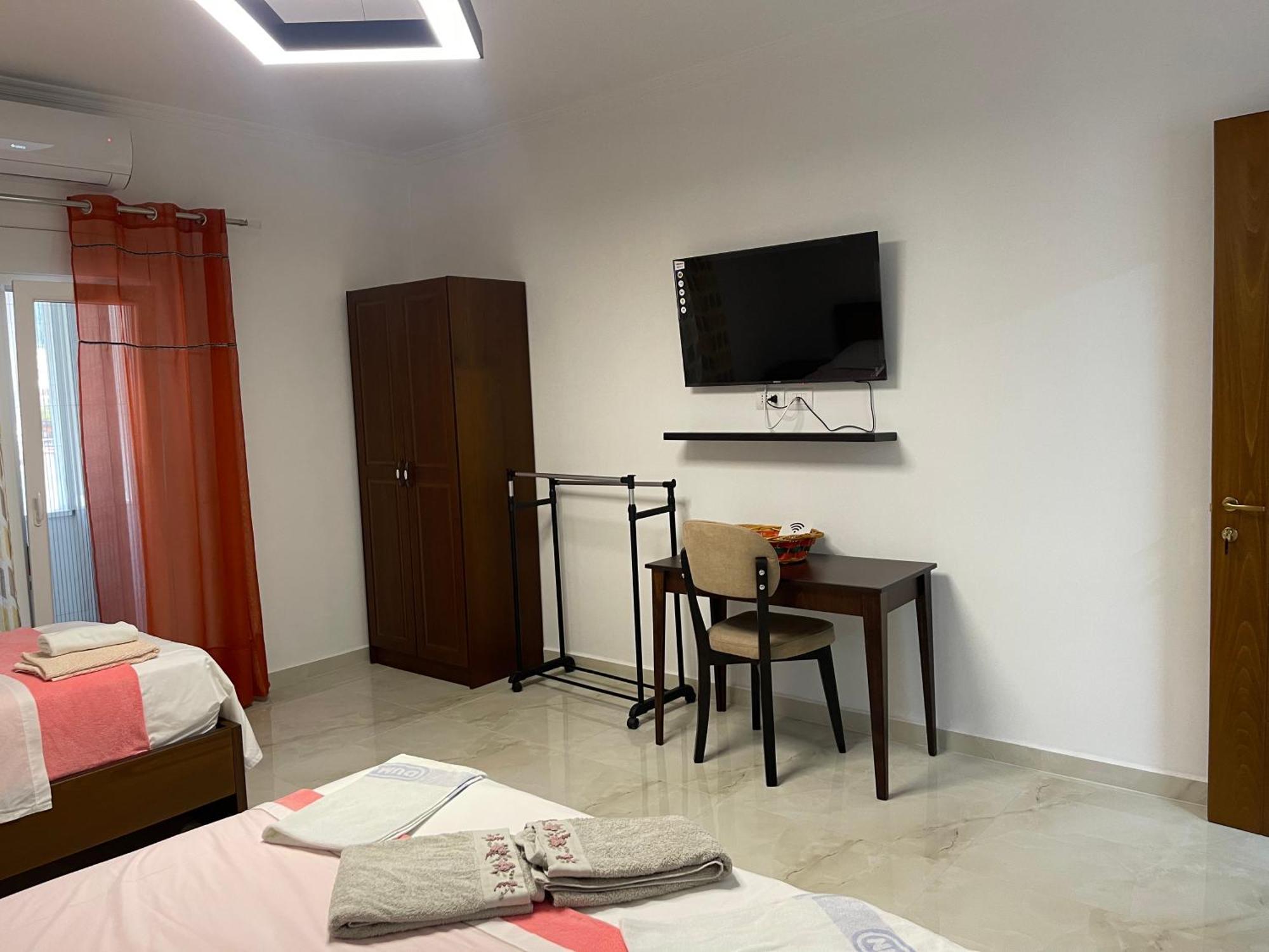 בראט Hotel Vila C Plus Plus מראה חיצוני תמונה