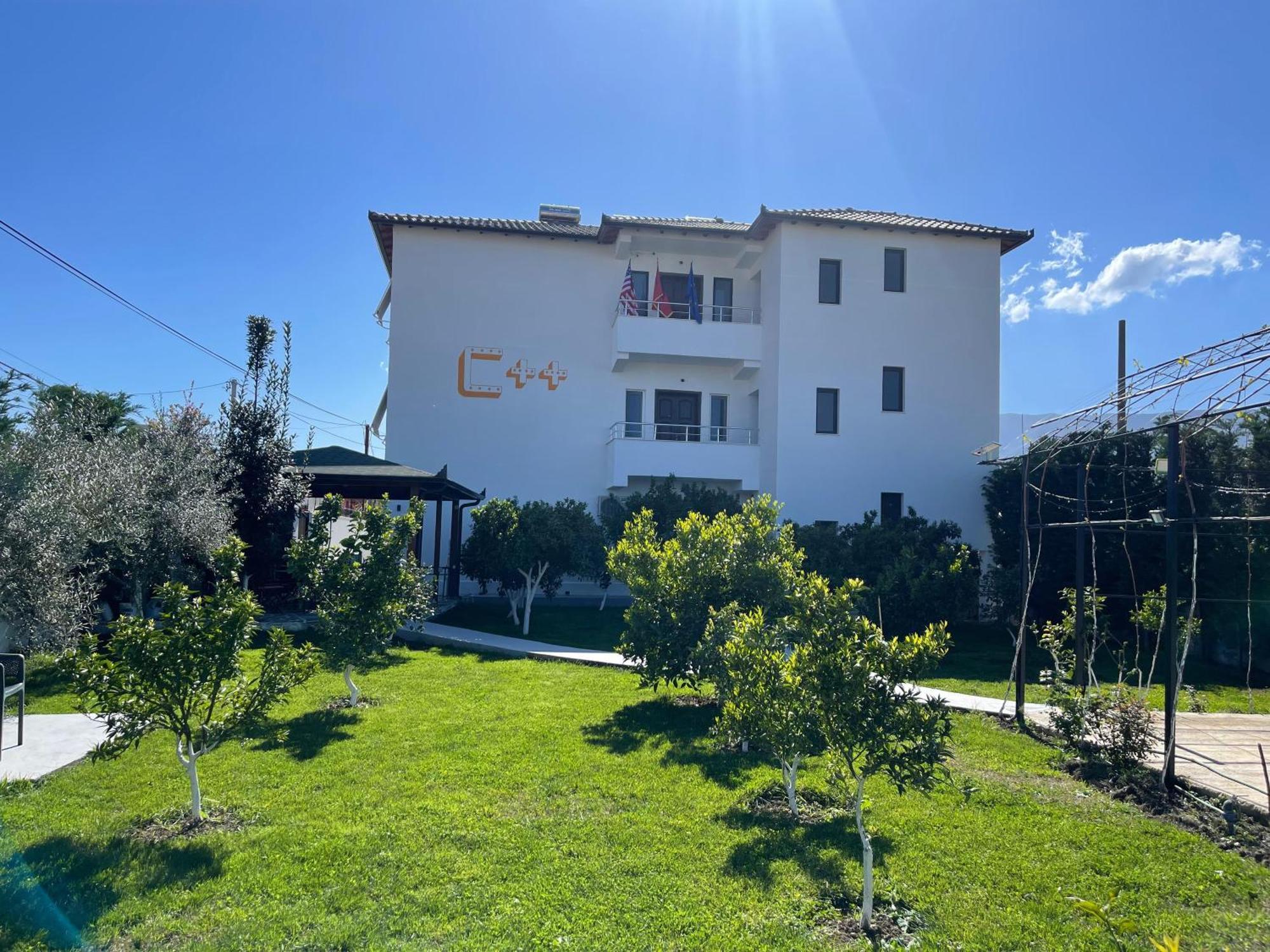 בראט Hotel Vila C Plus Plus מראה חיצוני תמונה