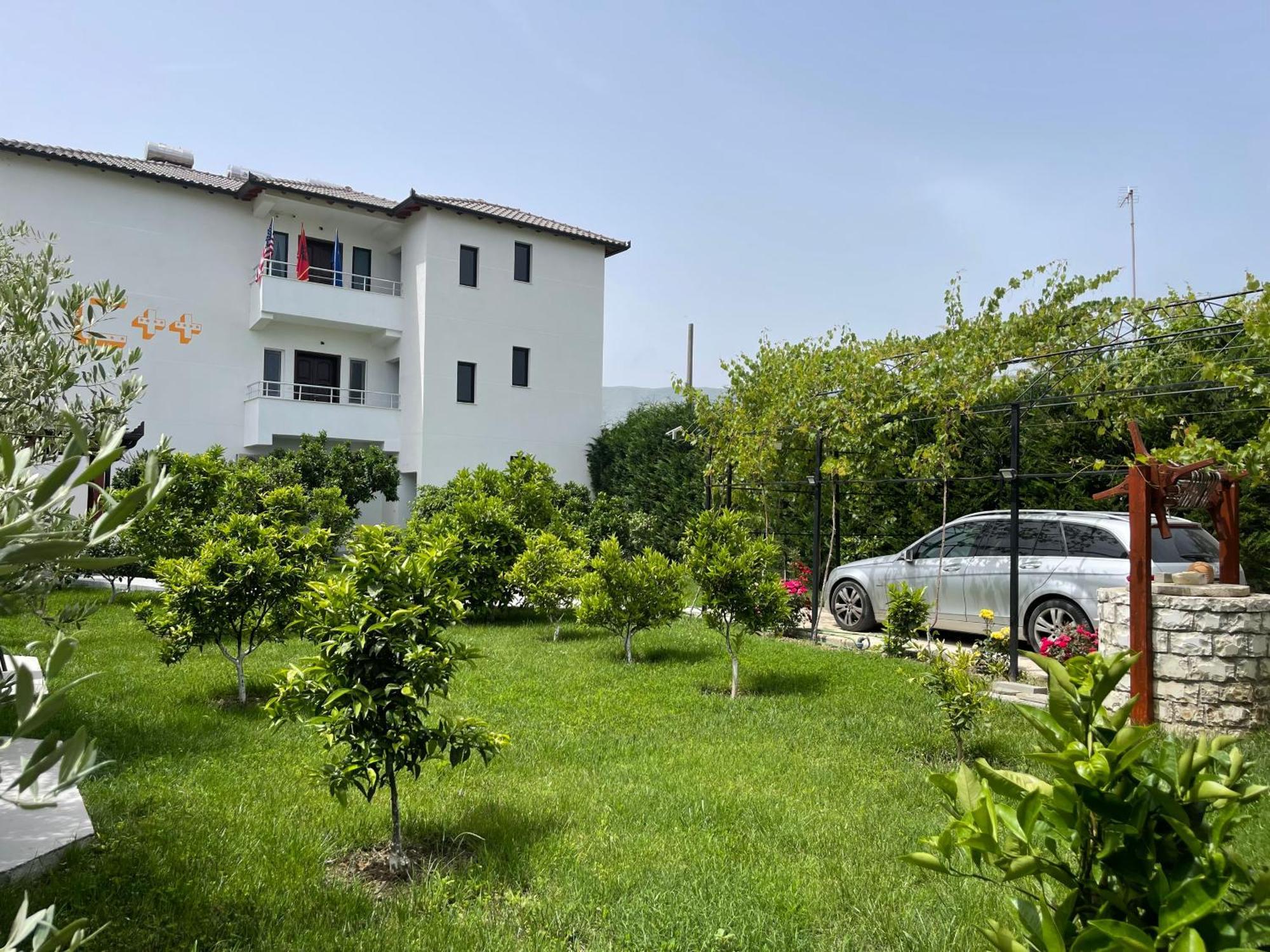 בראט Hotel Vila C Plus Plus מראה חיצוני תמונה
