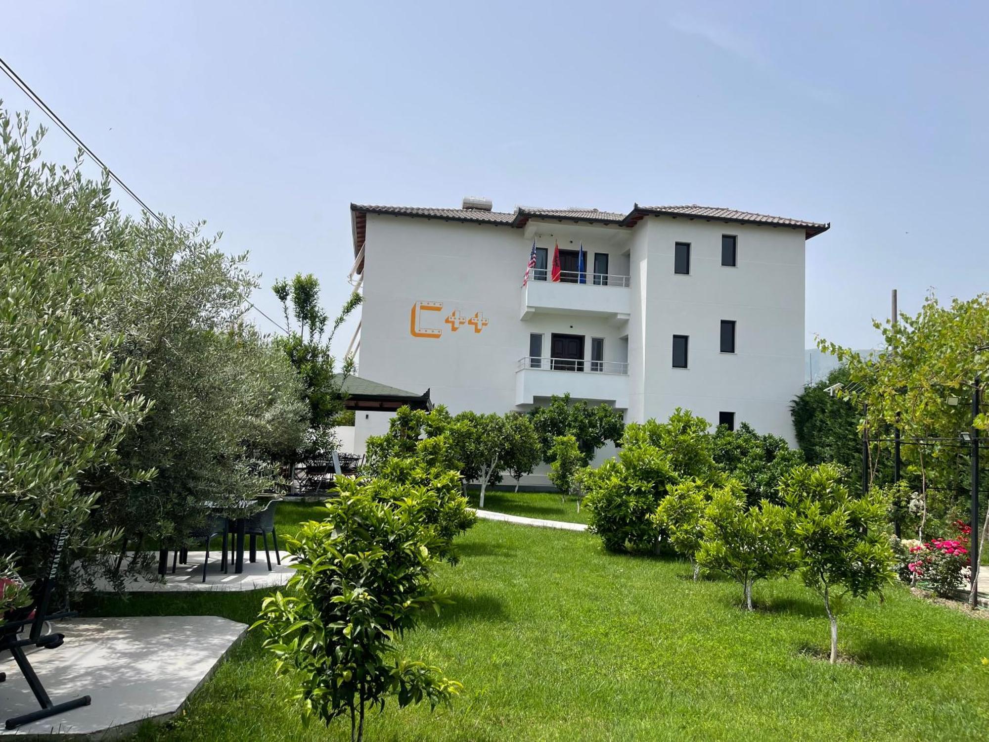 בראט Hotel Vila C Plus Plus מראה חיצוני תמונה