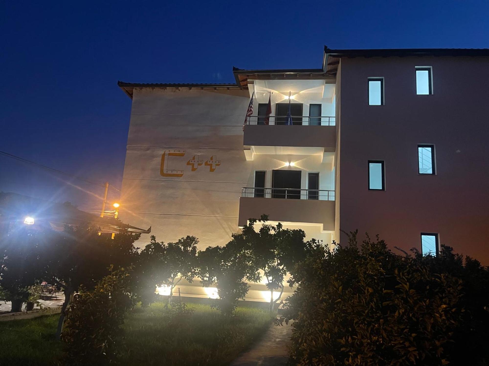 בראט Hotel Vila C Plus Plus מראה חיצוני תמונה